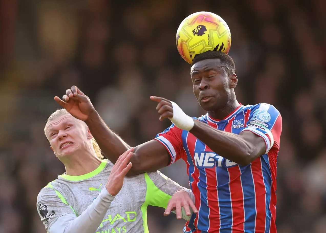 Marc Guéhi tranh chấp bóng bổng với Erling Haaland.